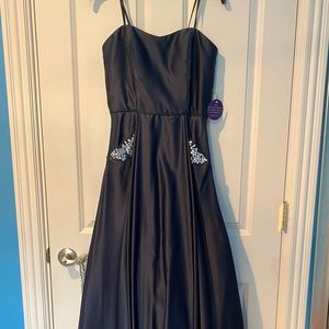 Navy blue strapless Windsor prom dress with jeweled POCKETS!! Size 9, never worn